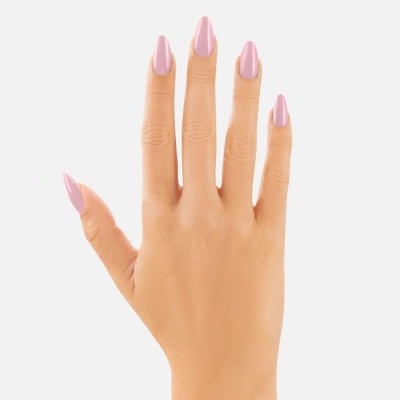 Mão com unhas pintadas de rosa claro