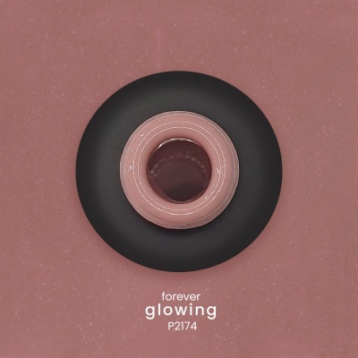 Frasco de esmalte de unha com tampa preta e líquido rosado brilhante sobre fundo rosa velho.