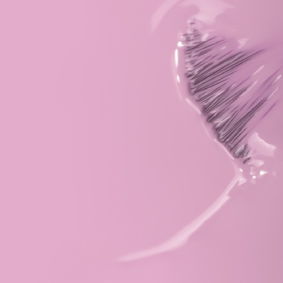 Coração brilhante rosa num fundo rosa