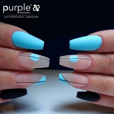 Unhas decoradas com verniz azul claro, preto e transparente com desenhos geométricos em fundo preto