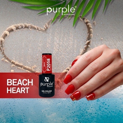 Verniz gel Purple Professional P2058 da cor BEACH HEART com mão feminina e coração desenhado na areia