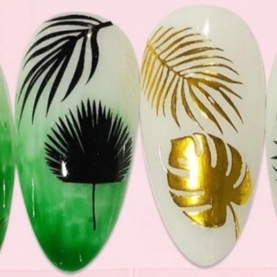 Unhas postiças decoradas com folhas tropicais em verde, preto e dourado