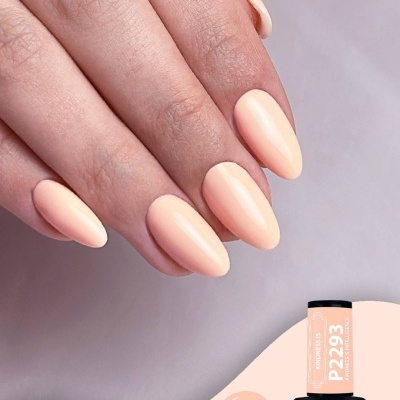 Unhas pintadas com verniz gel cor marfim claro e frasco de verniz gel da marca Purple com código P2293.