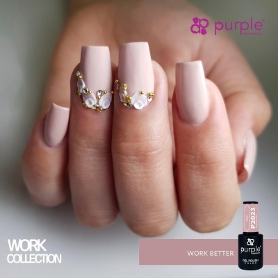 Mão com unhas nude fosco decoradas com pedrarias, frasco de verniz e logos