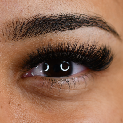 Olho com pestanas postiços densas e sobrancelha espessa