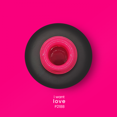 Frasco preto com tampa vermelha sobre fundo rosa com texto 'i want love P2188'.
