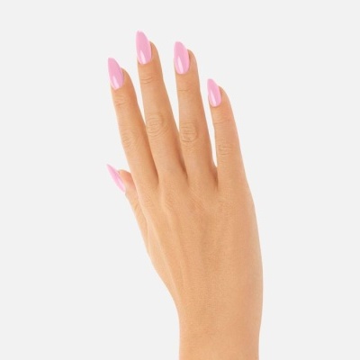 Mão feminina com unhas pintadas de rosa claro