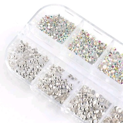 Estojo transparente com pequenos cristais decorativos