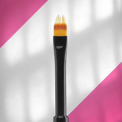 Pincel de maquilhagem com cabo preto e cerdas amarelas e castanhas