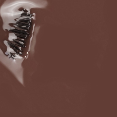 Pente preto coberto por chocolate derretido