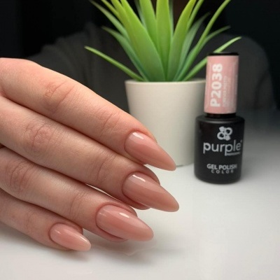 Mão com unhas nude e verniz gel purple P2038 ao lado de planta