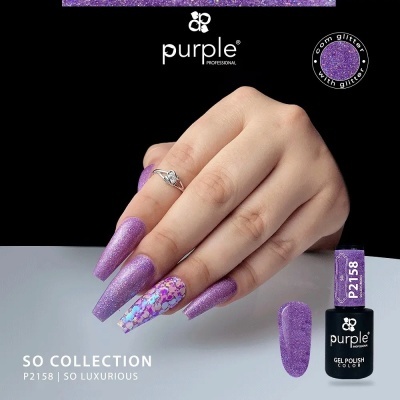 Verniz gel roxo com glitter da Purple Professional na mão com unhas decoradas