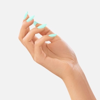 Mão com unhas longas azuis claras em fundo branco
