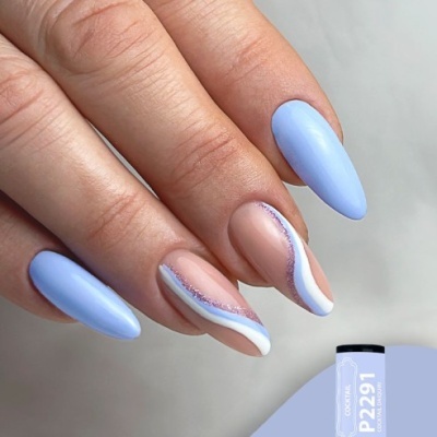 Unhas postiças pintadas de azul celeste e desenhos abstratos coloridos