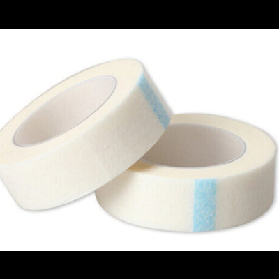 Dois rolos de fita adesiva branca com faixa azul clara