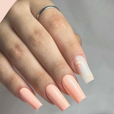 Unhas artificiais rosa claro com decoração floral em relevo numa unha