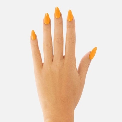 Mão feminina com unhas pintadas de laranja brilhante