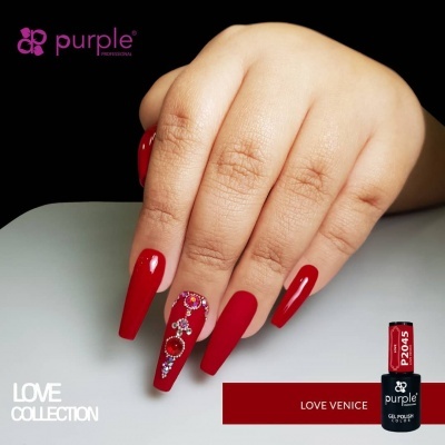 Mão com unhas vermelhas compridas com decoração brilhante e verniz gel Purple Love Venice