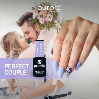 Verniz gel Purple Professional lilás com unhas decoradas e casal ao fundo
