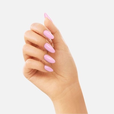 Mão feminina com unhas cor-de-rosa
