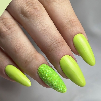 Unha amêndoa em verniz amarelo fluorescente e glitter verde lima