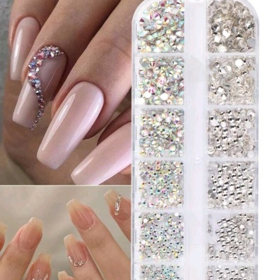 Unhas postiças rosa claro com strass e caixa organizadora com pedras brilhantes