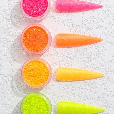 Frascos de glitter colorido com amostras em formas alongadas sobre fundo branco