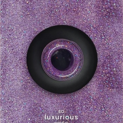 Superfície roxa com glitter e recipiente circular contendo glitter roxo, com texto 'purple PROFESSIONAL' e 'so luxurious P2158'.