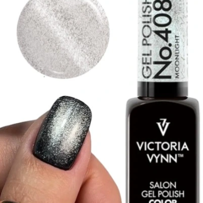 Verniz gel Victoria Vynn No. 408 Moonlight com amostra de cor prata e unha pintada