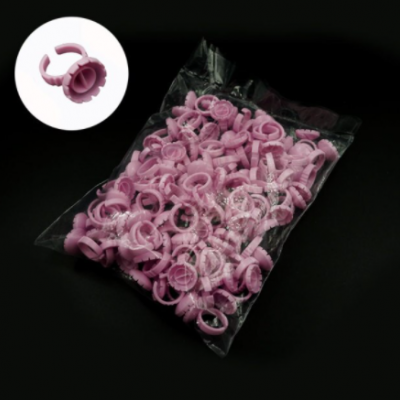 Saco com vários anéis plásticos cor-de-rosa para aplicação de pigmentos