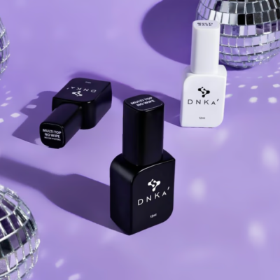 Três frascos de verniz DNKA' preto e branco sobre superfície lilás com espelhos