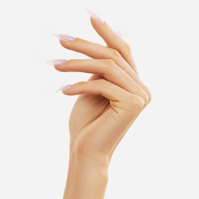 Mão feminina com unhas longas cor rosa claro
