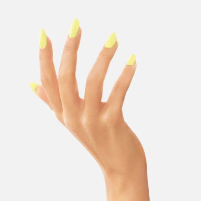 Mão com unhas pintadas de amarelo