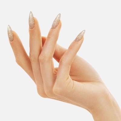 Mão feminina com unhas longas douradas brilhantes sobre fundo branco
