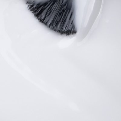 Pincel de unhas preto em verniz branco opaco