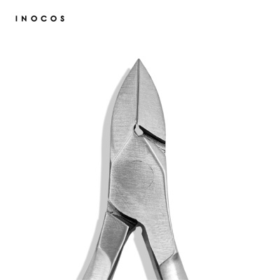 Alicate metálico prateado da marca INOCOS sobre fundo branco