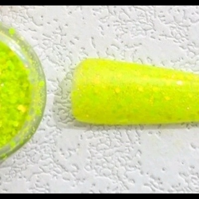 Pote de pó amarelo neon e unha artificial alongada amarelo neon sobre fundo branco