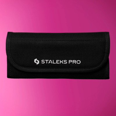 Estojo preto com texto STAELKS PRO em fundo rosa