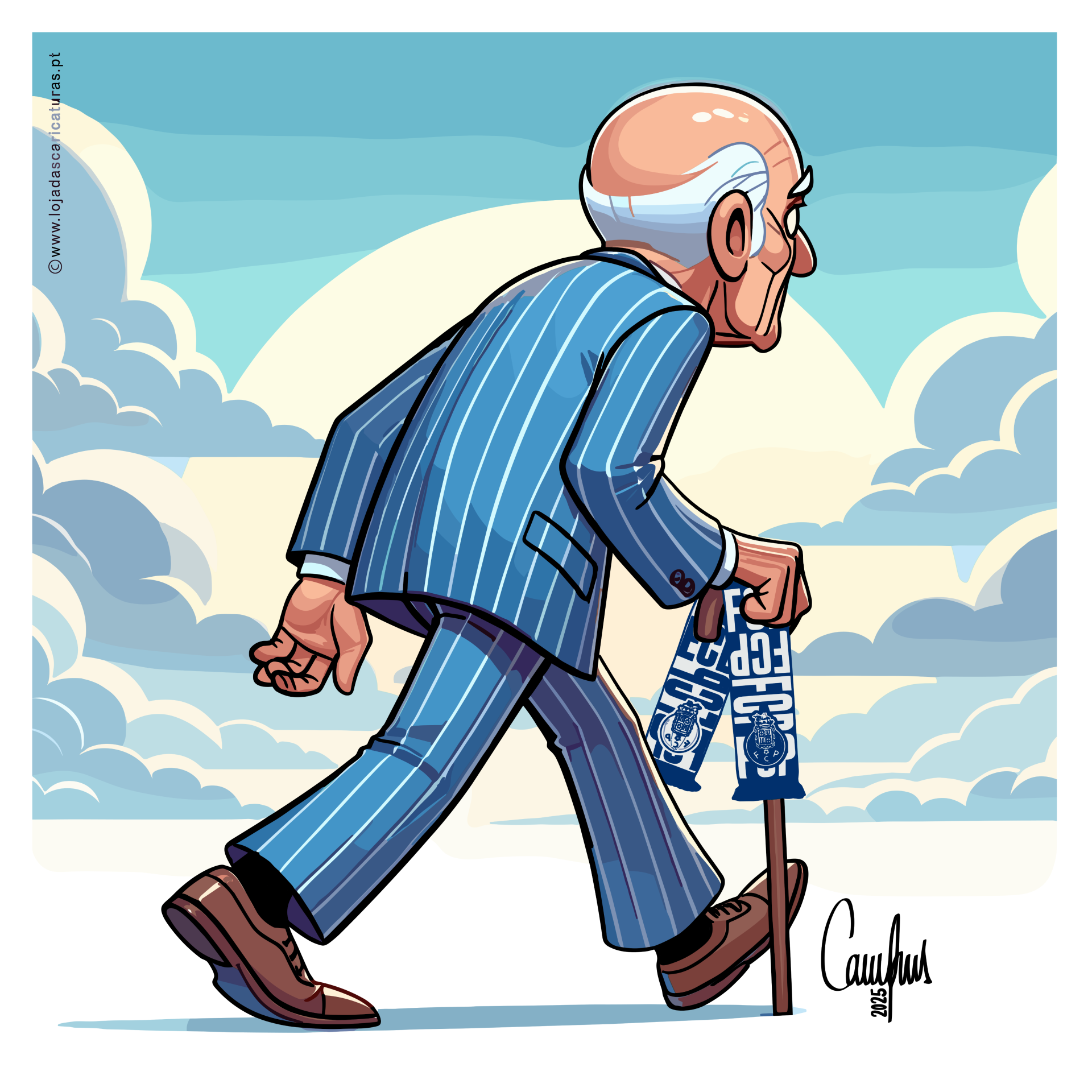 Homem idoso com fato azul às riscas brancas e bengala em fundo de céu azul com nuvens.