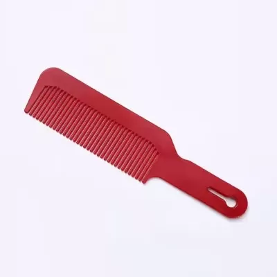 Pente vermelho de plástico com orifício para pendurar.