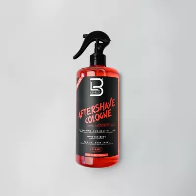 Frasco vermelho de aftershave com tampa spray preta e rótulo preto.