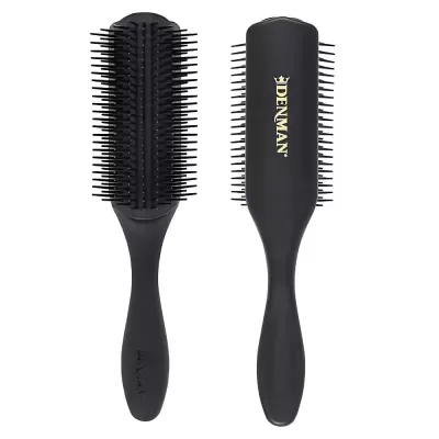 Escova de cabelo preta com cerdas e marca DENMAN