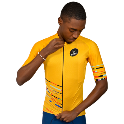 Homem com camisola ciclismo amarela com padrão gráfico colorido e logótipo EMS no peito