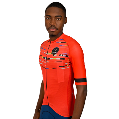 Camisola de ciclismo vermelha com padrão colorido e mangas curtas