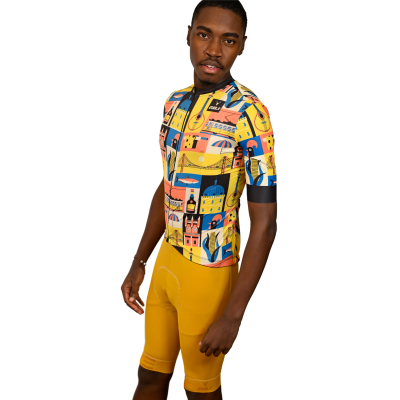 Homem com camisola de ciclismo colorida e calções amarelos justos