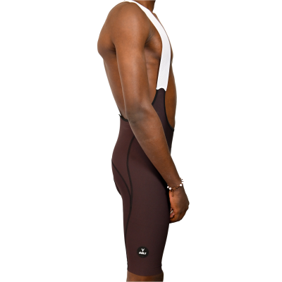 Calção de ciclismo castanho escuro com peitoral branco e logótipo na perna esquerda