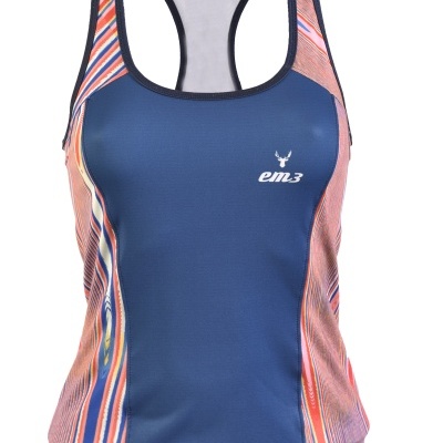 Top desportivo azul escuro com listras coloridas e logótipo em3