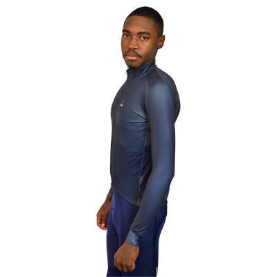 Homem com roupa desportiva azul escuro em fundo branco