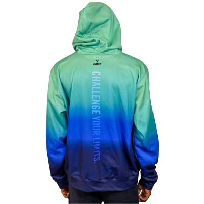 Casaco com capuz verde e azul com texto CHALLENGE YOUR LIMITS. nas costas