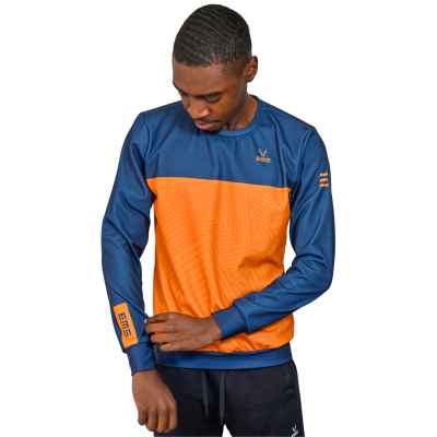 Sweatshirt azul e laranja com logo EMIII usada por homem